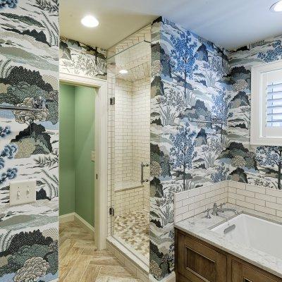 浴室添加了装饰性的蓝色和白色壁纸  